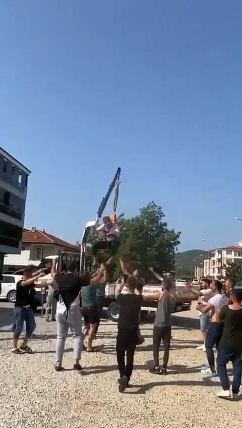 Damadı vinçte sallandırdılar