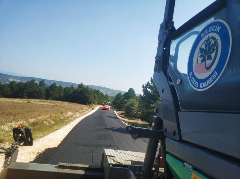 Köylerde sıcak asfalt kaplama çalışması