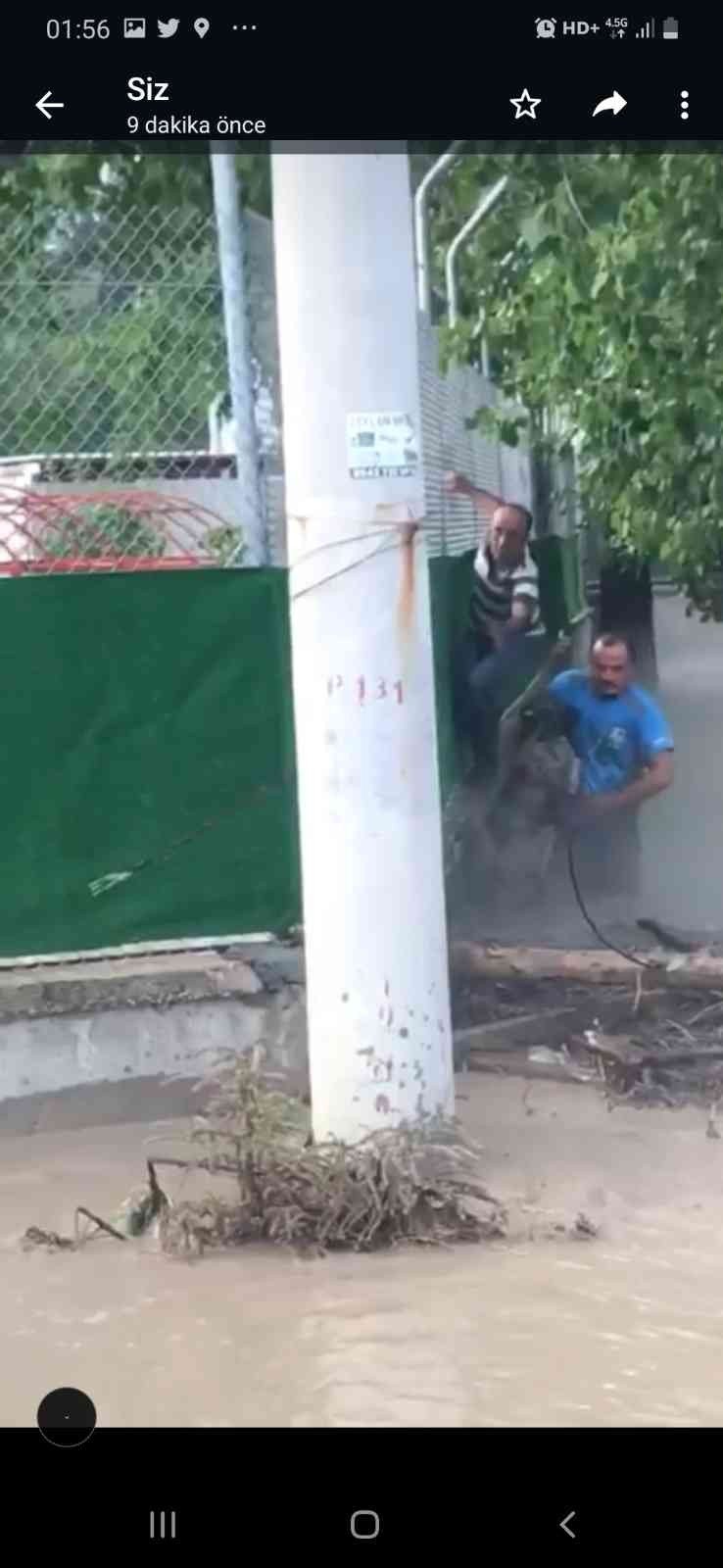 Selde mahsur kalan köpeği ekipler kurtardı