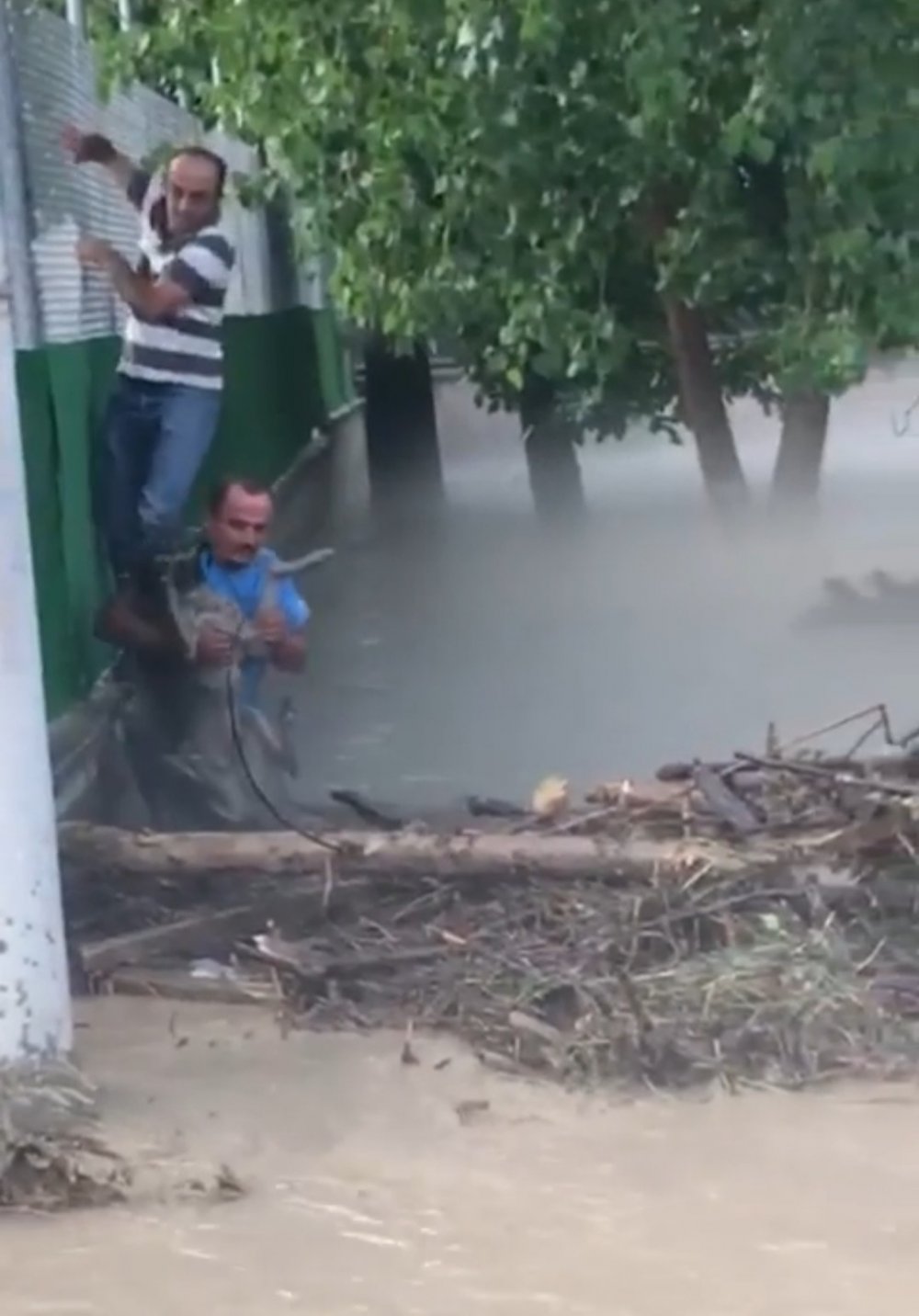 Selde mahsur kalan köpeği ekipler kurtardı