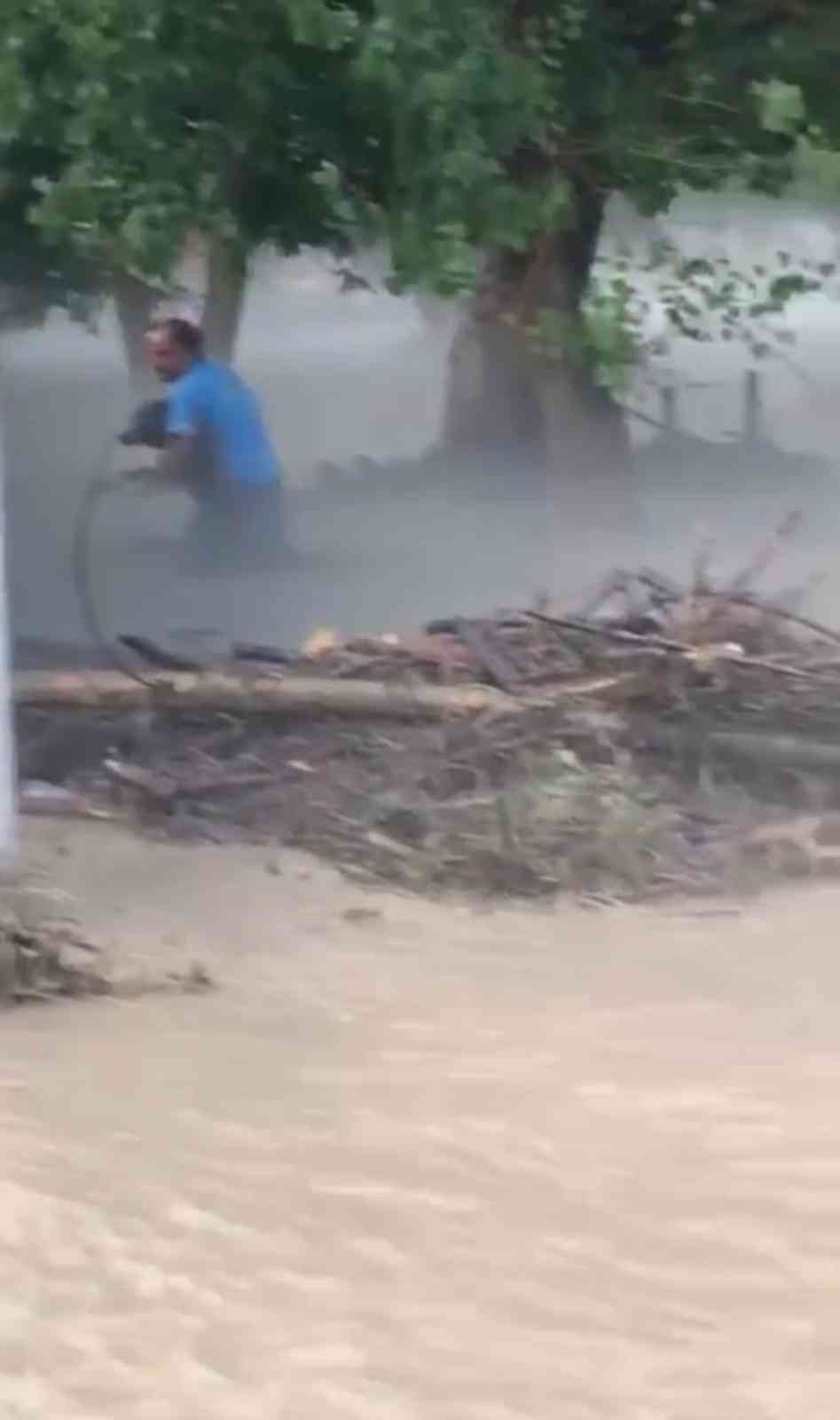 Selde mahsur kalan köpeği ekipler kurtardı