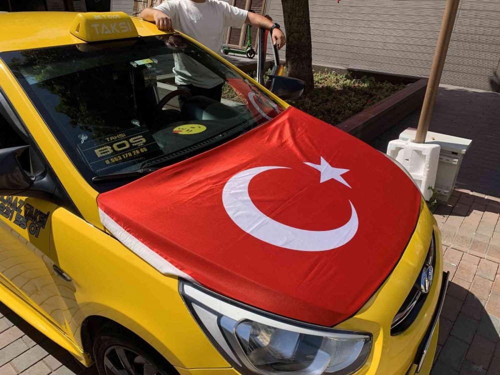 Taksisiyle bayram coşkusunu yaşatıyor