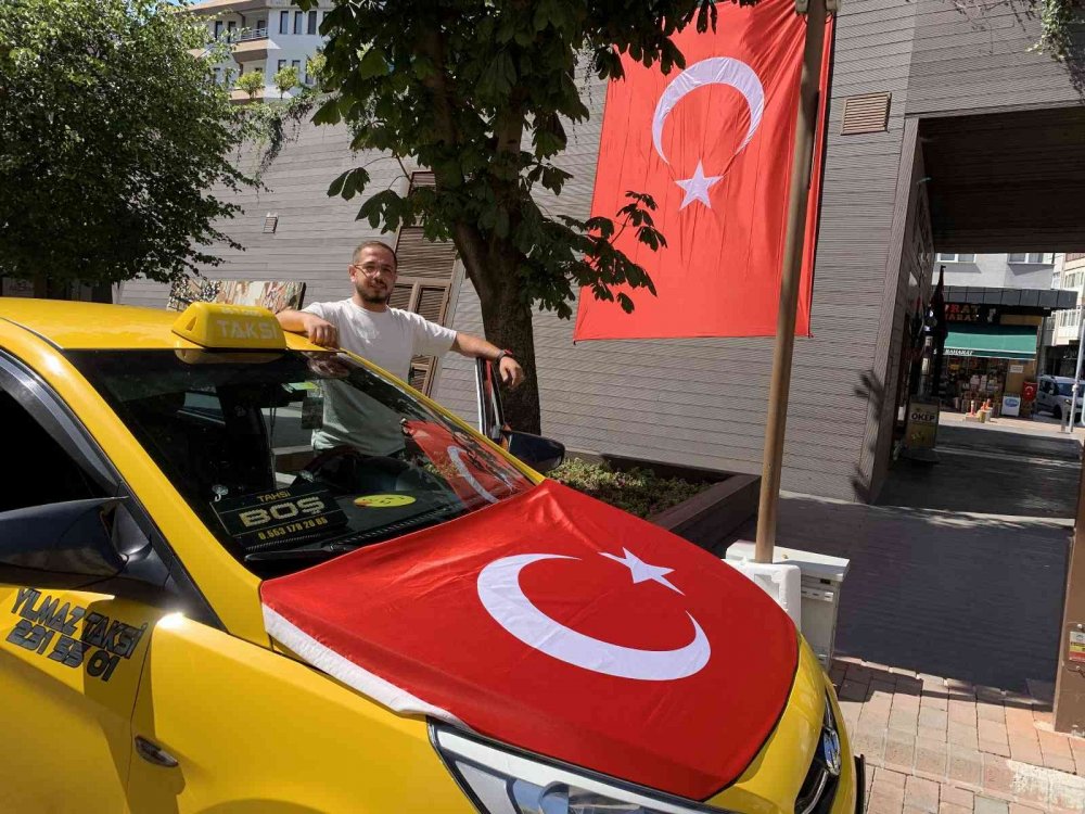 Taksisiyle bayram coşkusunu yaşatıyor