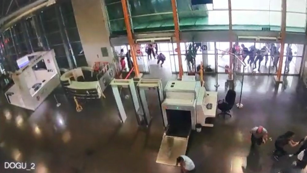 Bursa’da şehirler arası otobüs terminalinin çatı kısmının fırtına sebebiyle çökme anı kamerada