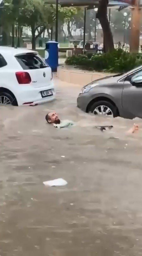 Bursa’da şehirler arası otobüs terminalinin çatı kısmının fırtına sebebiyle çökme anı kamerada