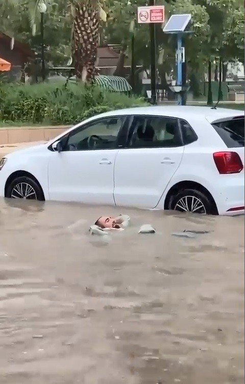 Bursa’da şehirler arası otobüs terminalinin çatı kısmının fırtına sebebiyle çökme anı kamerada