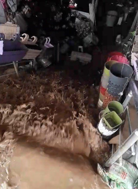 Bursa’da şehirler arası otobüs terminalinin çatı kısmının fırtına sebebiyle çökme anı kamerada