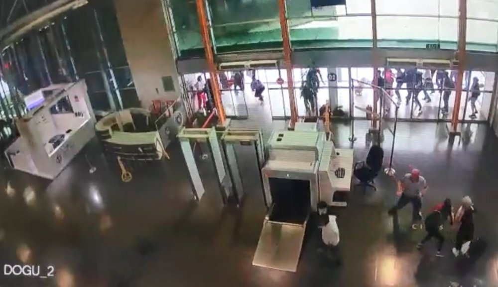 Bursa’da şehirler arası otobüs terminalinin çatı kısmının fırtına sebebiyle çökme anı kamerada