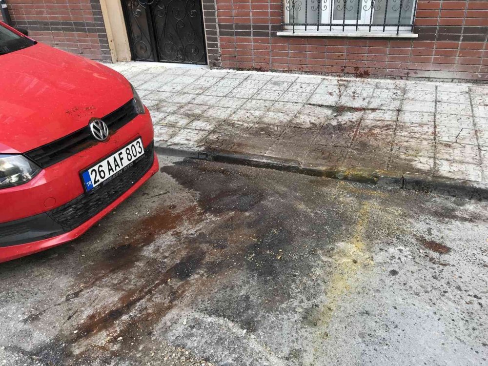 Pencereden atılan malzemeler paniğe neden oldu