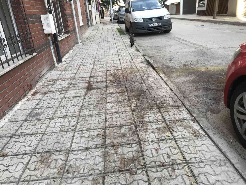 Pencereden atılan malzemeler paniğe neden oldu