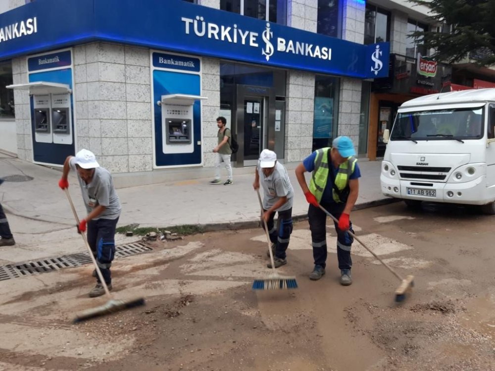 Altyapı çalışmaları sonrası temizlik çalışmaları sürüyor