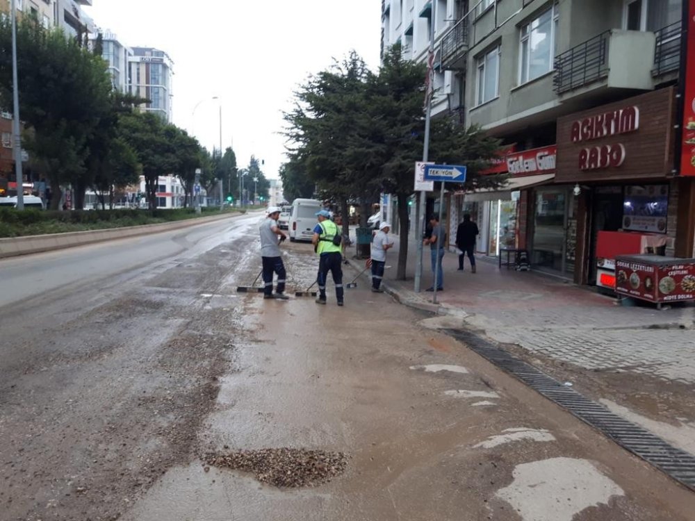 Altyapı çalışmaları sonrası temizlik çalışmaları sürüyor