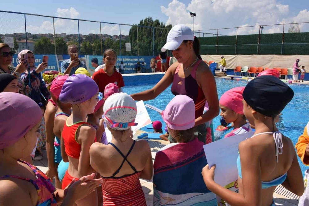 Minik yüzücüler hünerlerini sergiledi