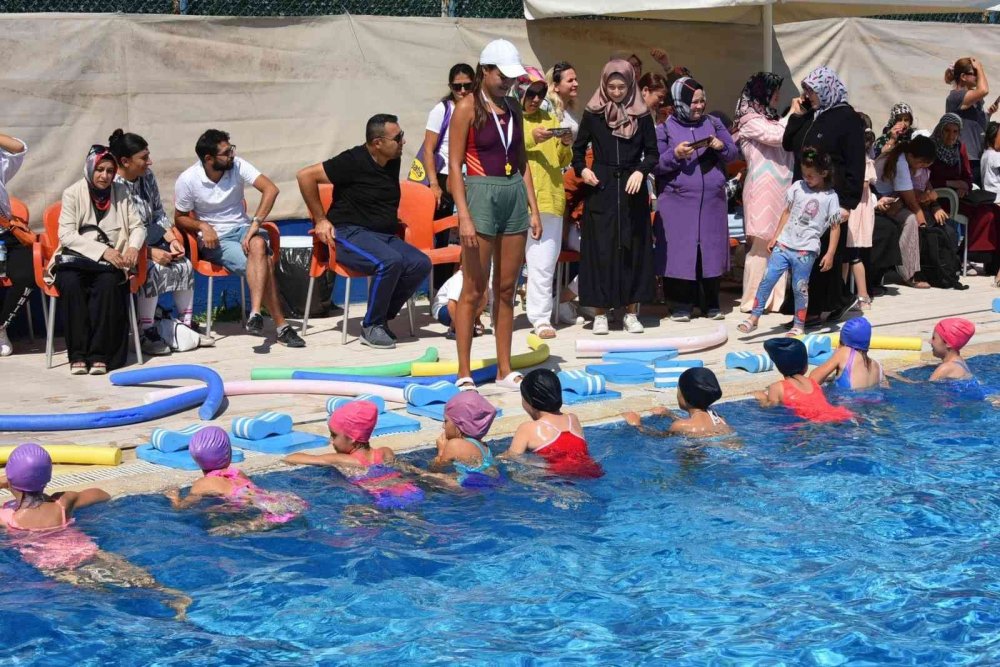 Minik yüzücüler hünerlerini sergiledi