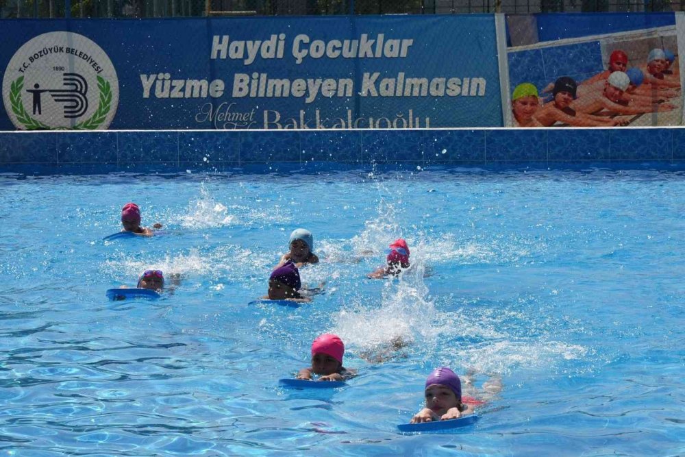 Minik yüzücüler hünerlerini sergiledi