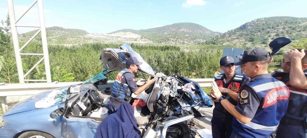 Park halindeki otomobile kamyon çarptı