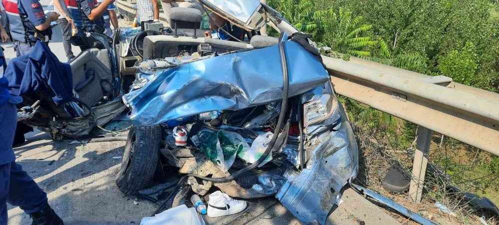 Park halindeki otomobile kamyon çarptı