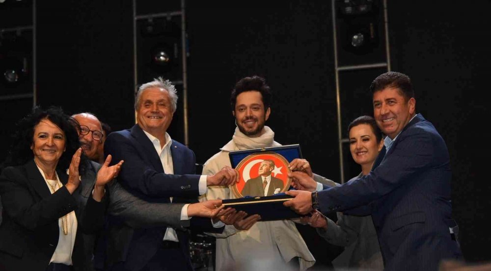 Bozüyük’teki Murat Boz konseriyle binlerce kişi gönüllerince eğlendi