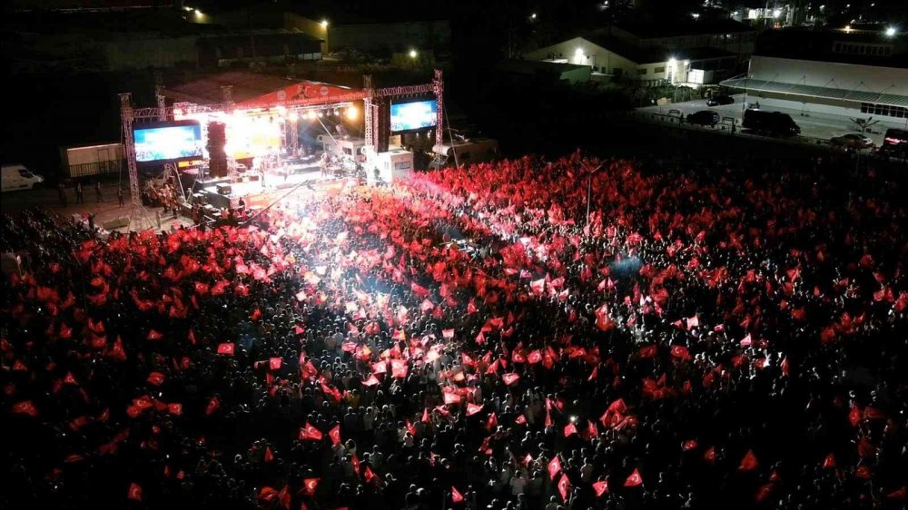Bozüyük’teki Murat Boz konseriyle binlerce kişi gönüllerince eğlendi