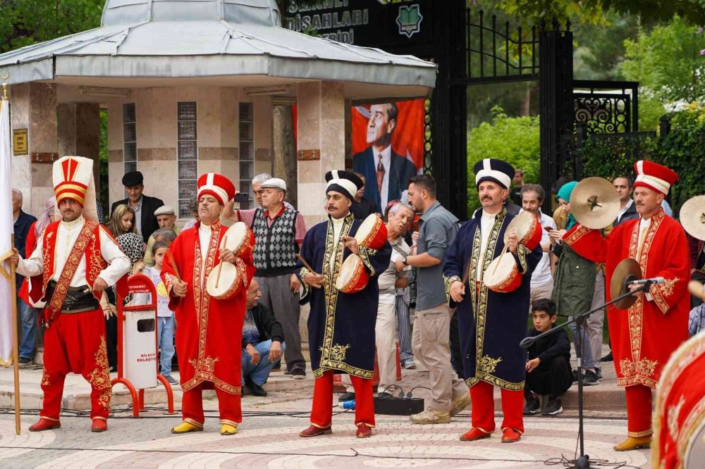 Şeyh Edebali Türbesi yerleşkesinde 4 bin kişiye pilav dağıtıldı