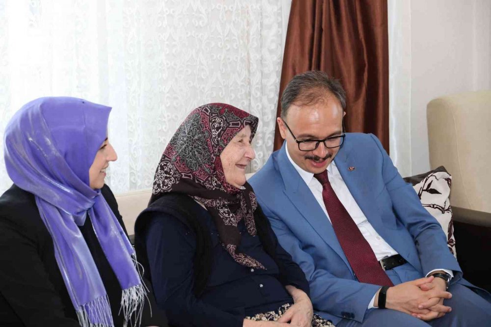 Vali Kızılkaya şehit ailesini ziyaret etti