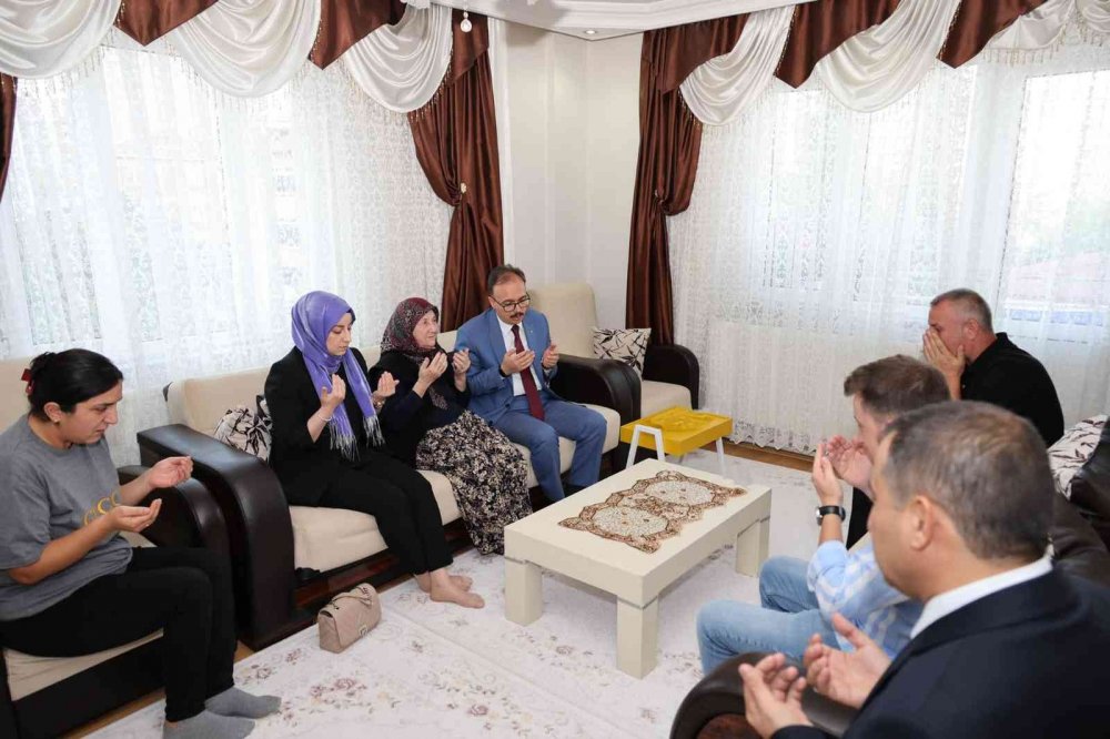 Vali Kızılkaya şehit ailesini ziyaret etti