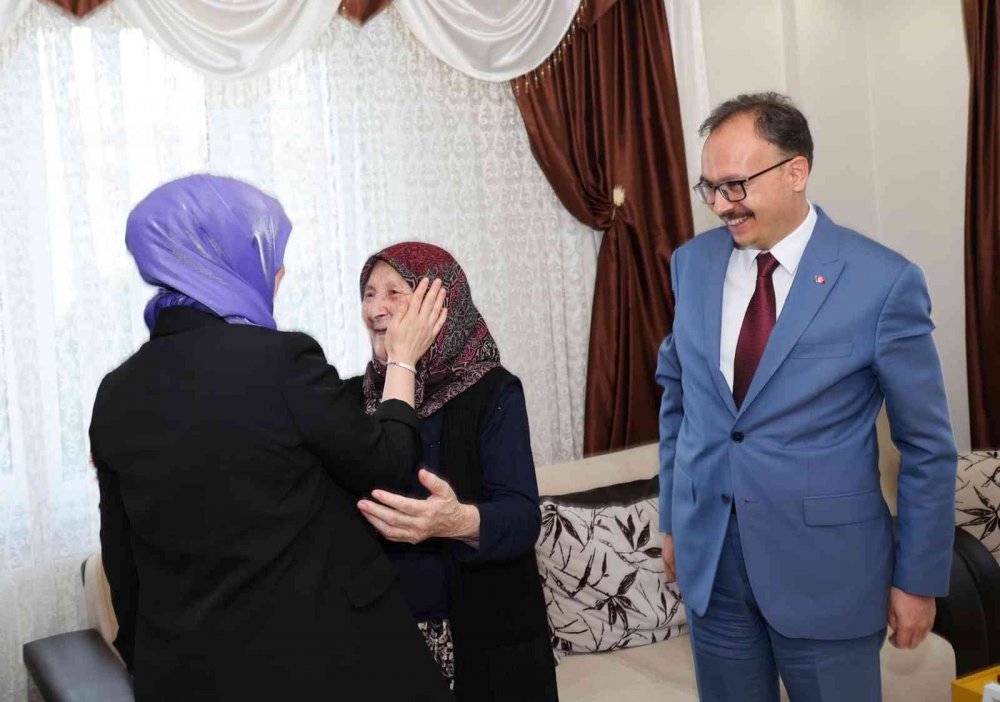 Vali Kızılkaya şehit ailesini ziyaret etti