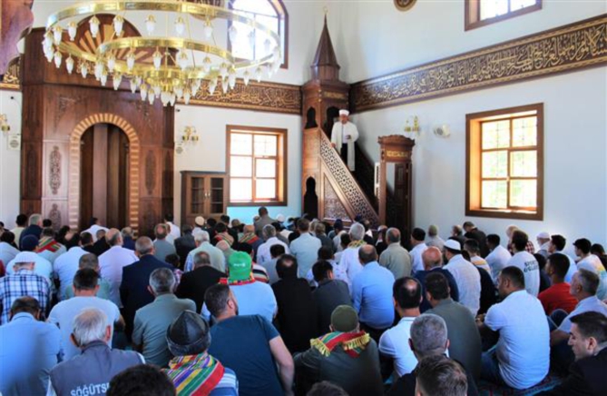 ertugrulgazi-camiinde-ilk-cuma-namazi-kilindi2.jpg