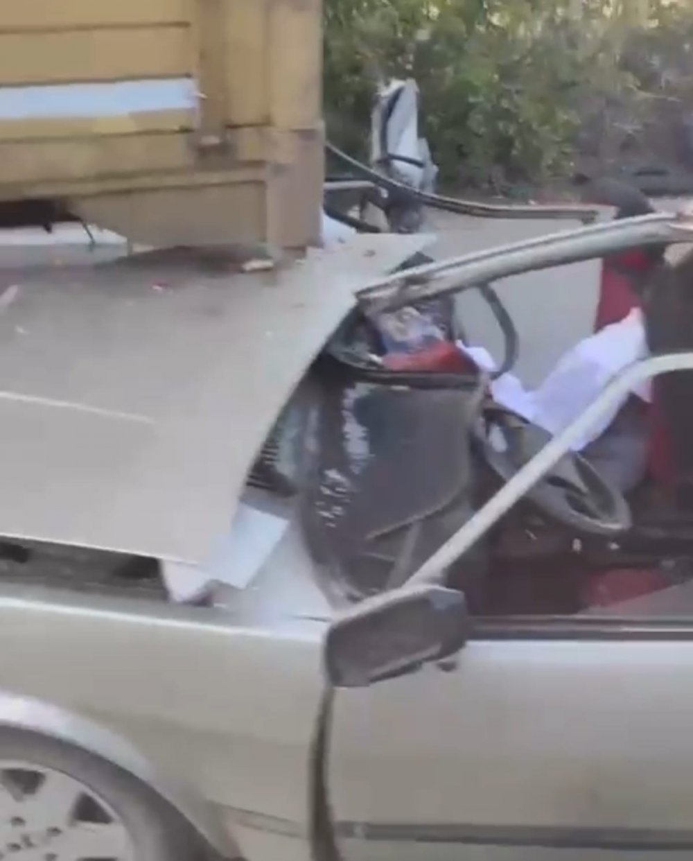 Otomobil kamyona arkadan çarptı