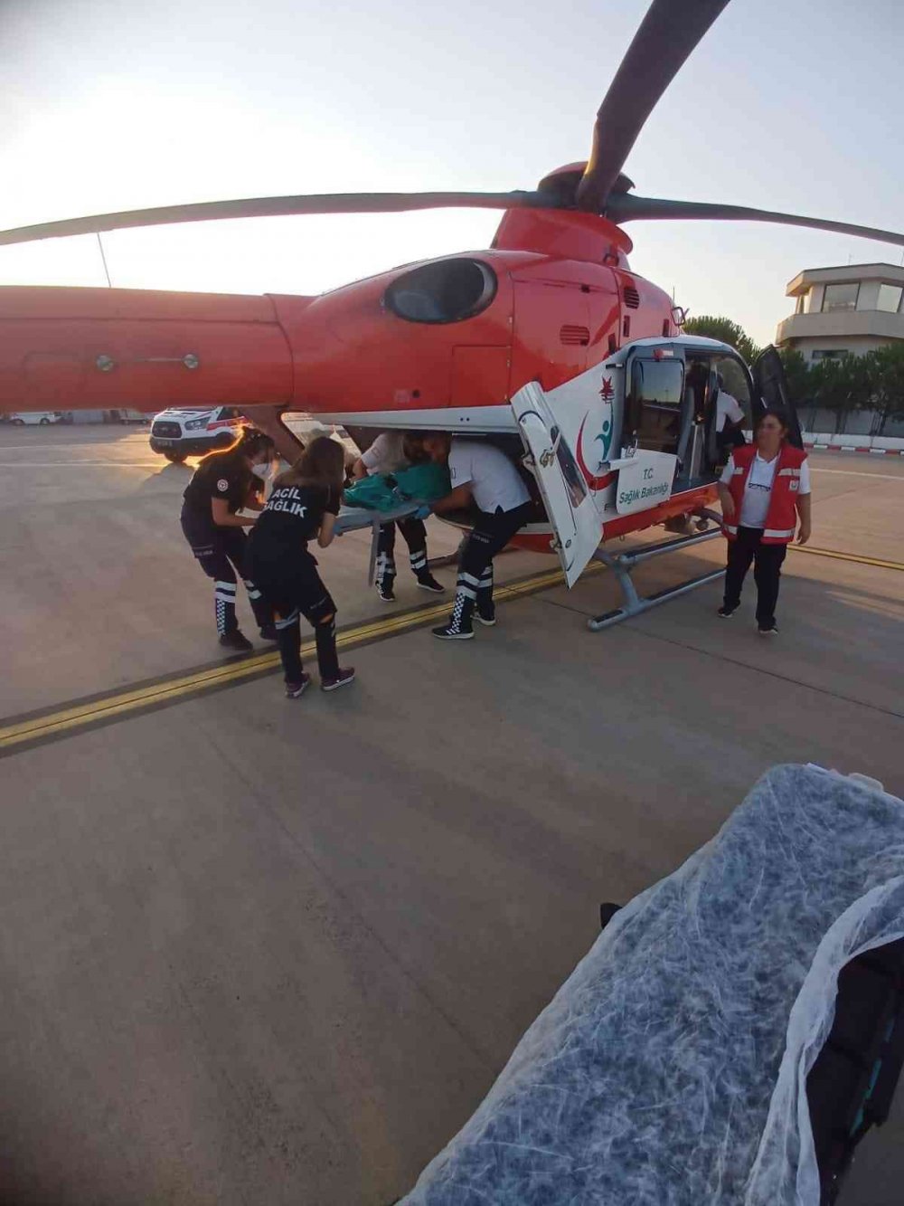 Yanık tedavisi gören çocuk ambulans helikopterle Bursa’ya sevk edildi