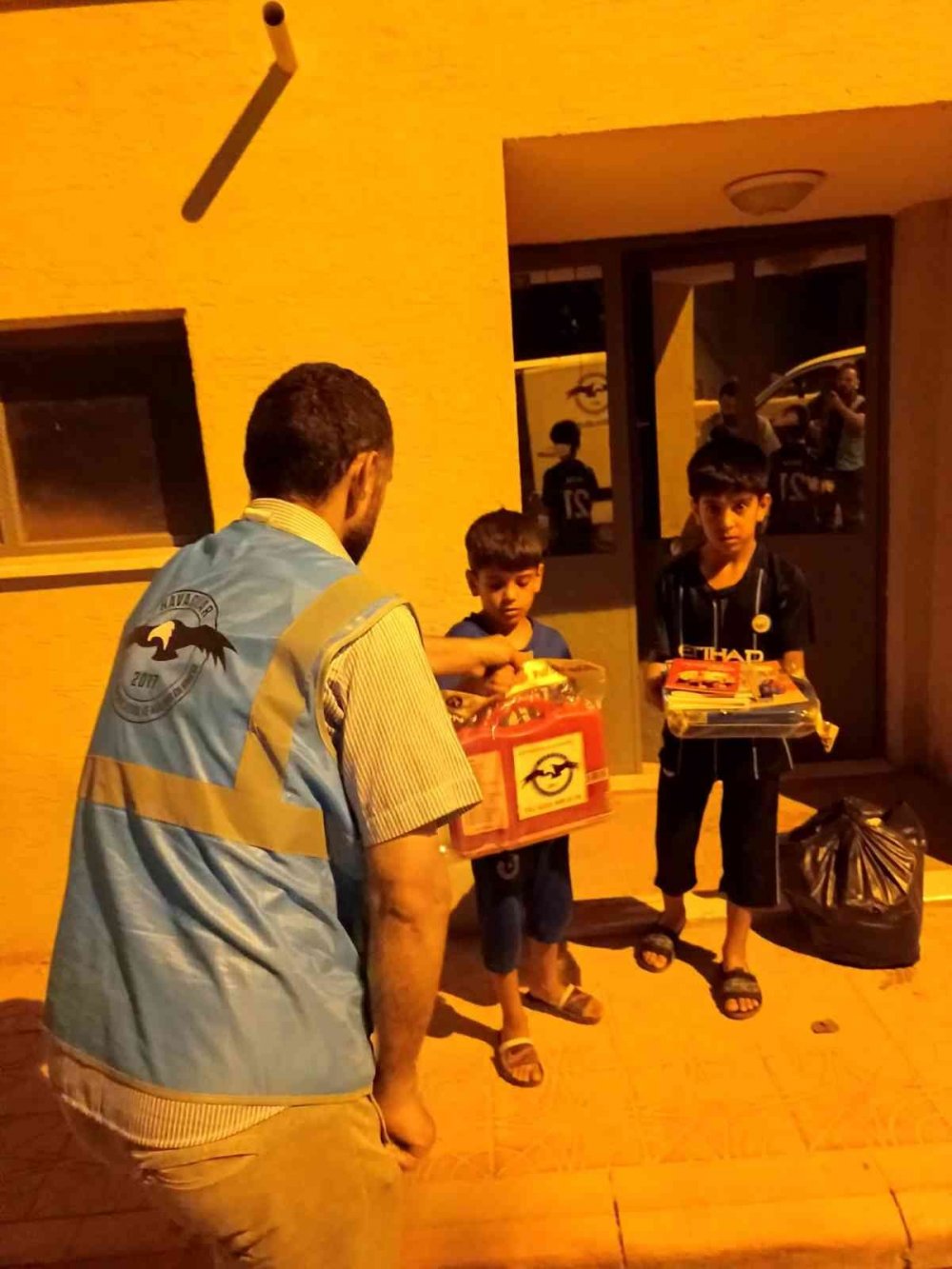 Gönüllü havacılardan minik kalplere kırtasiye malzemesi yardımı