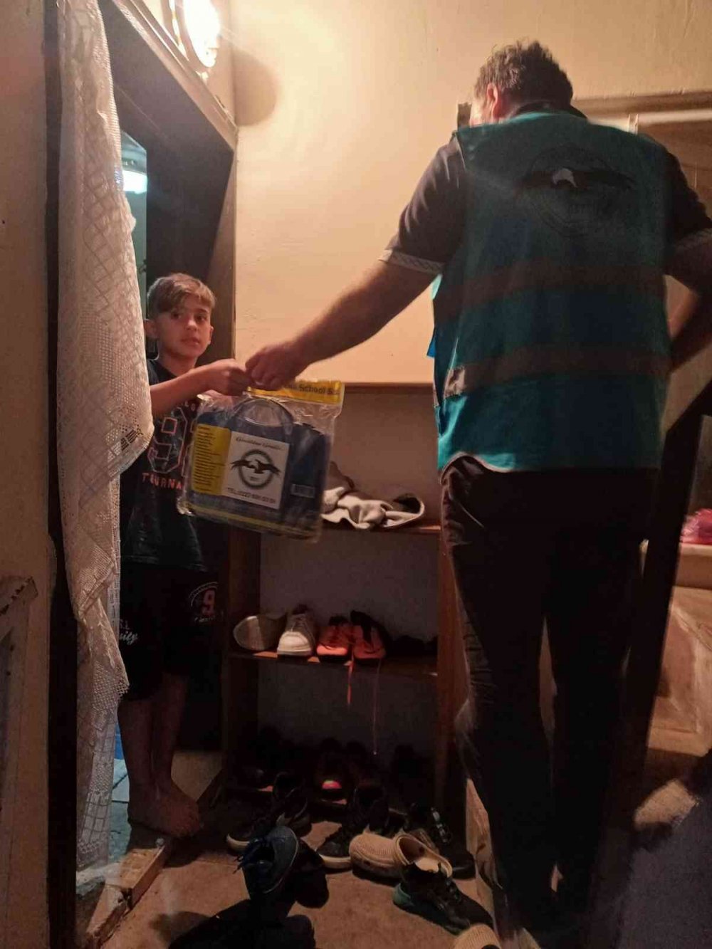 Gönüllü havacılardan minik kalplere kırtasiye malzemesi yardımı