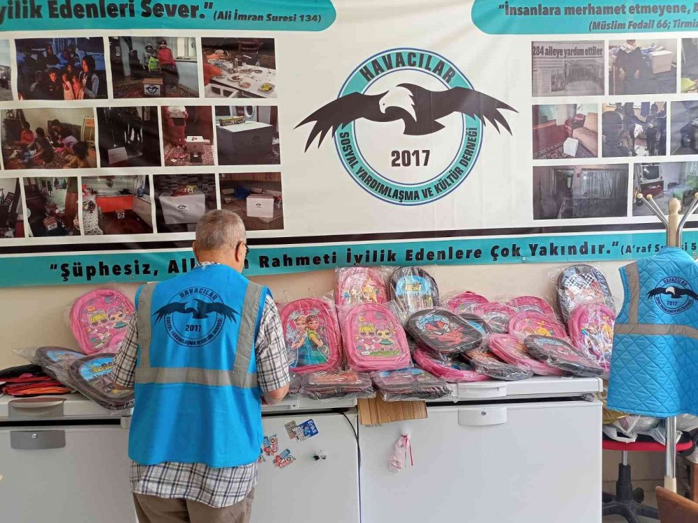 Gönüllü havacılardan minik kalplere kırtasiye malzemesi yardımı