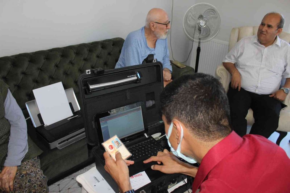 Hasta ve yaşlılara “evde nüfus cüzdanı” hizmeti devam ediyor