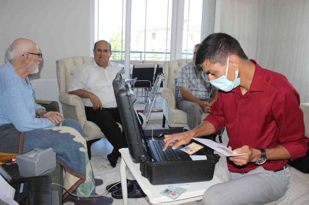 Hasta ve yaşlılara “evde nüfus cüzdanı” hizmeti devam ediyor