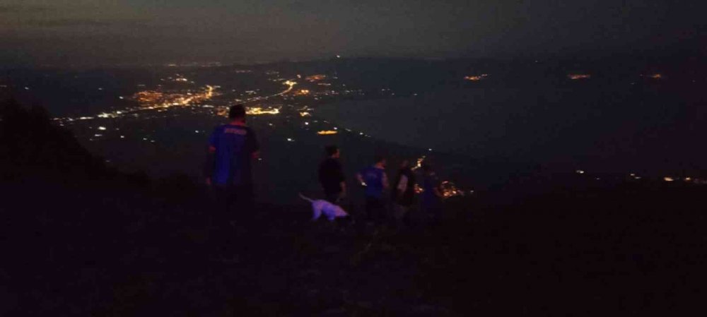 Ağaca takılan yamaç paraşütçüleri için nefes kesen kurtarma operasyonu