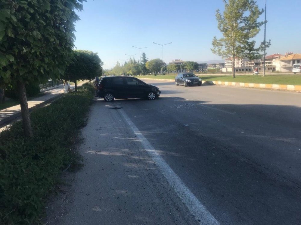 Eskişehir’de iki otomobil çarpıştı