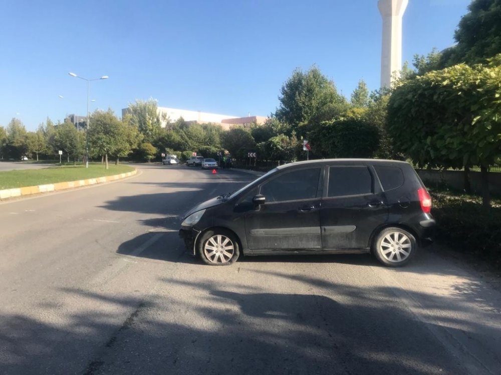 Eskişehir’de iki otomobil çarpıştı