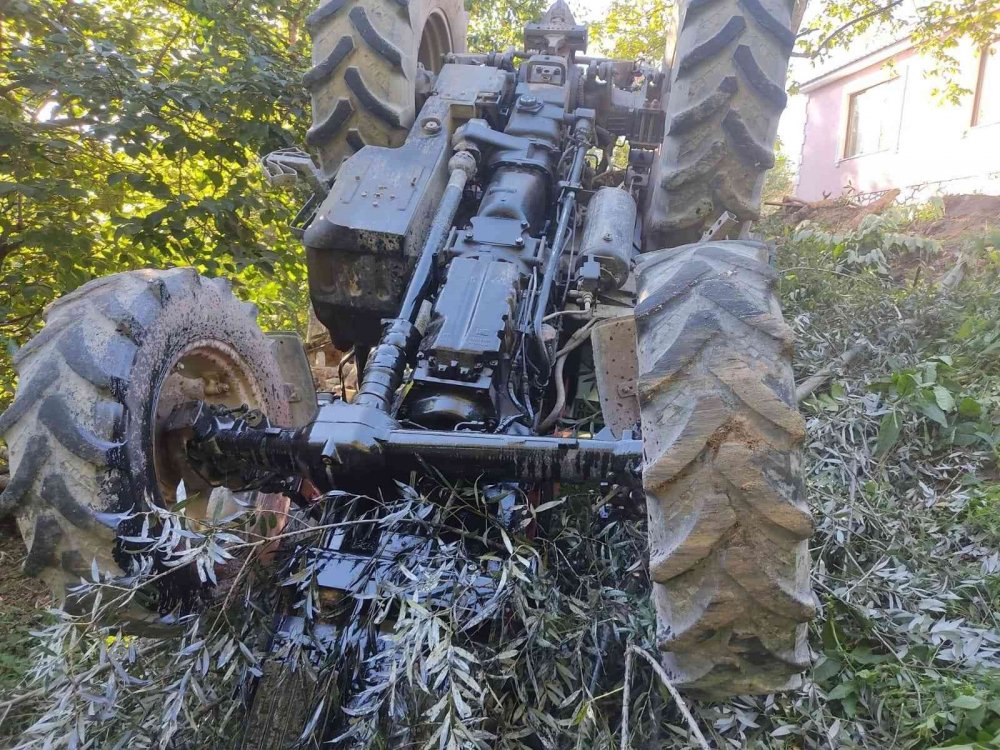 Kontrolden çıkan traktör devrildi