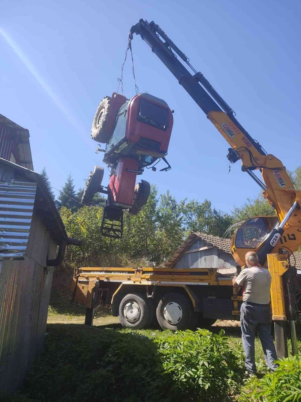 Kontrolden çıkan traktör devrildi