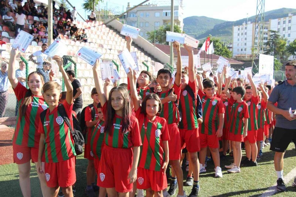 Osmaneli Belediyesi yaz spor okullarının sertifika töreni yapıldı