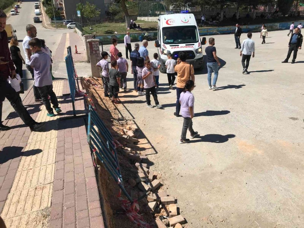 Bilecik’te bir okulda yüksekten düşen çocuk yaralandı