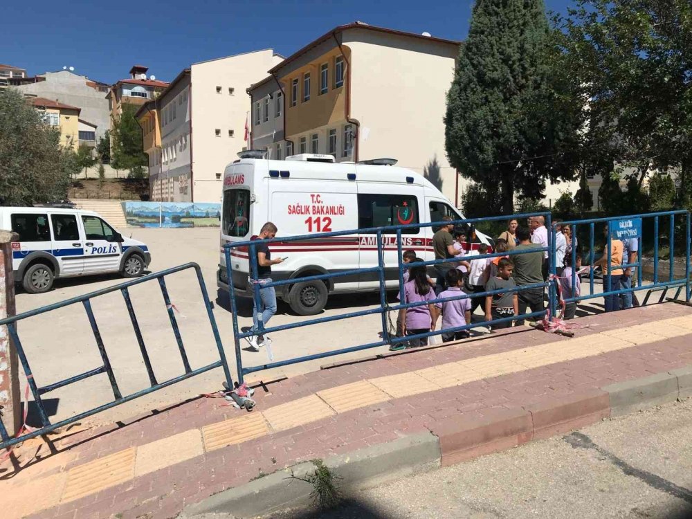 Bilecik’te bir okulda yüksekten düşen çocuk yaralandı