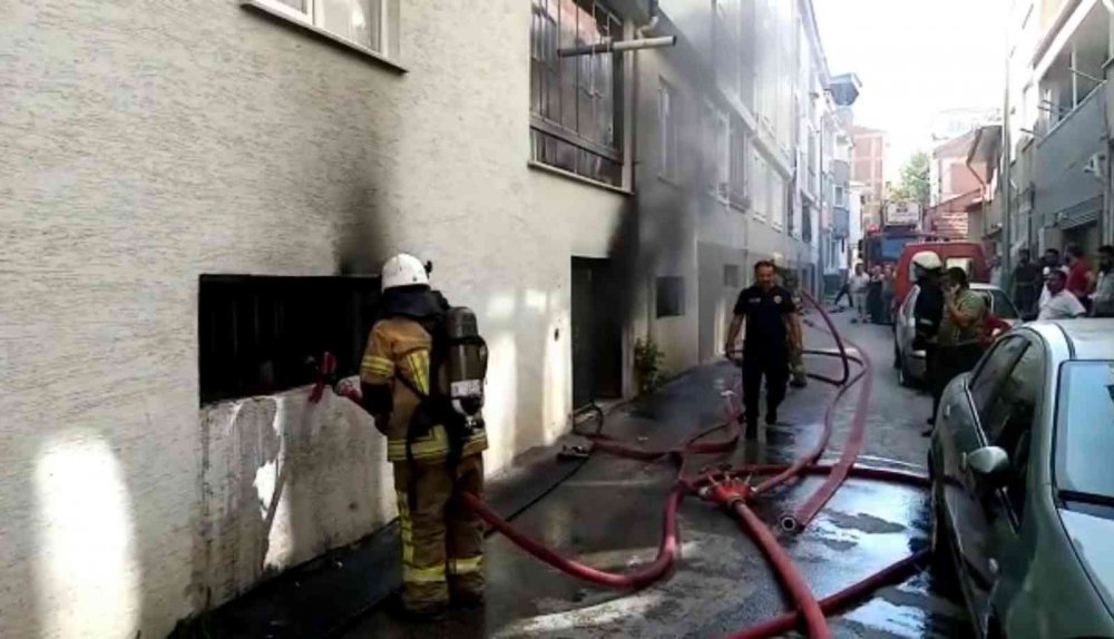 Apartmandaki yangın korkuttu