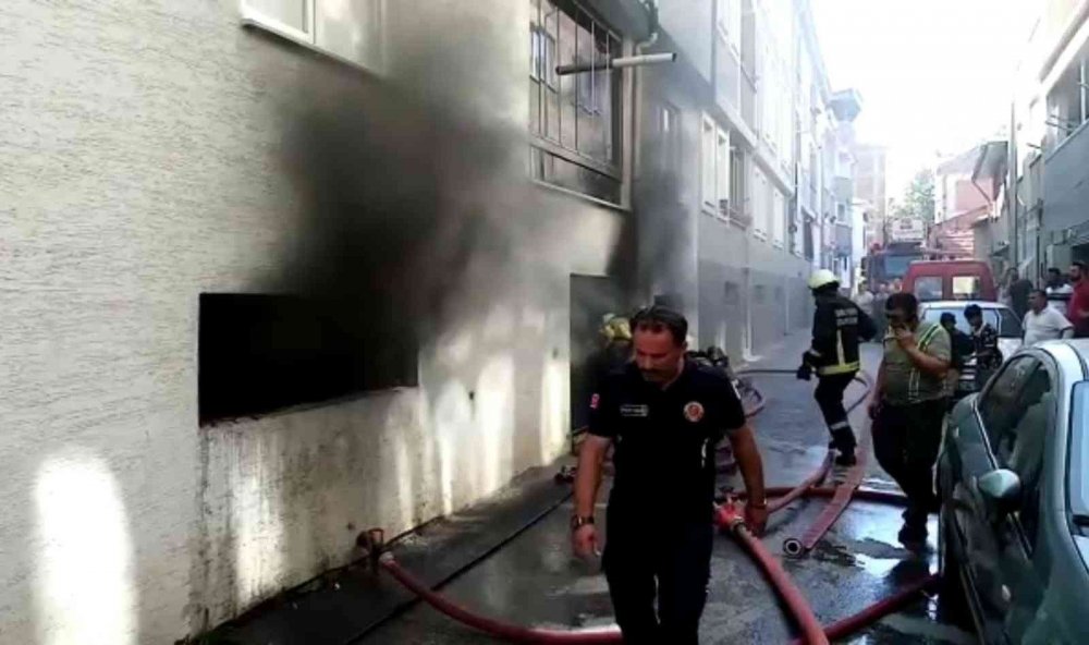 Apartmandaki yangın korkuttu