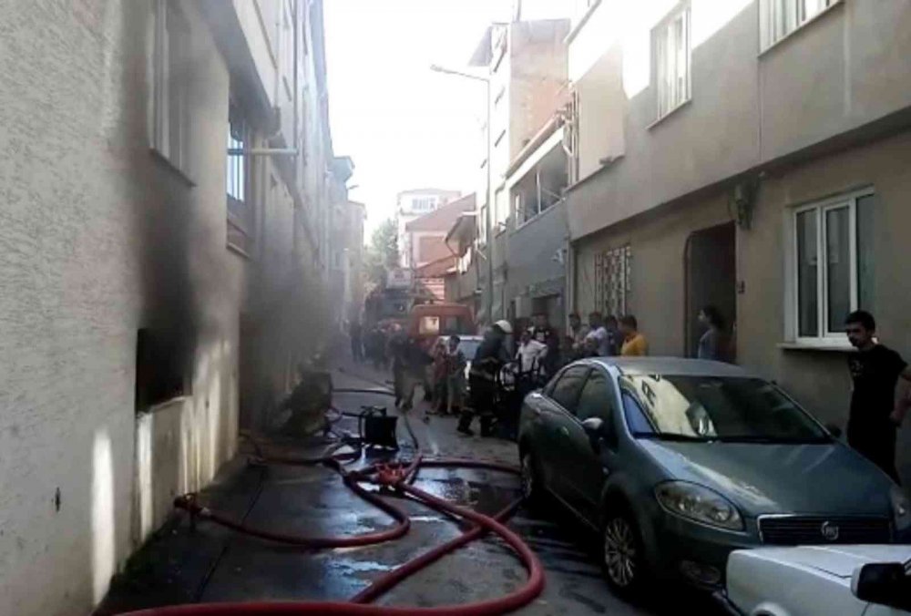 Apartmandaki yangın korkuttu