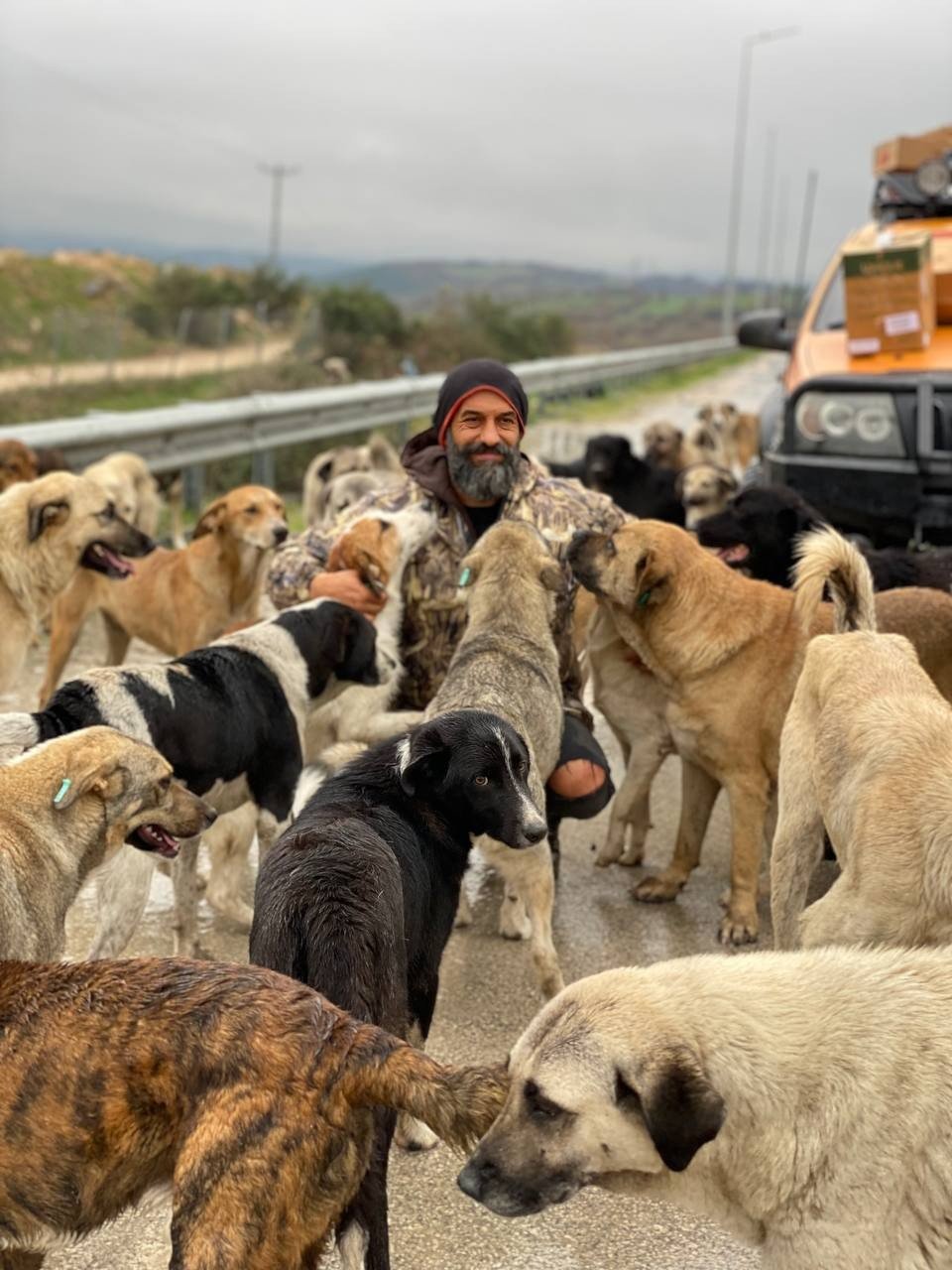 Böyle sevgi görülmedi her gün peşinden yüzlercesi koşuyor
