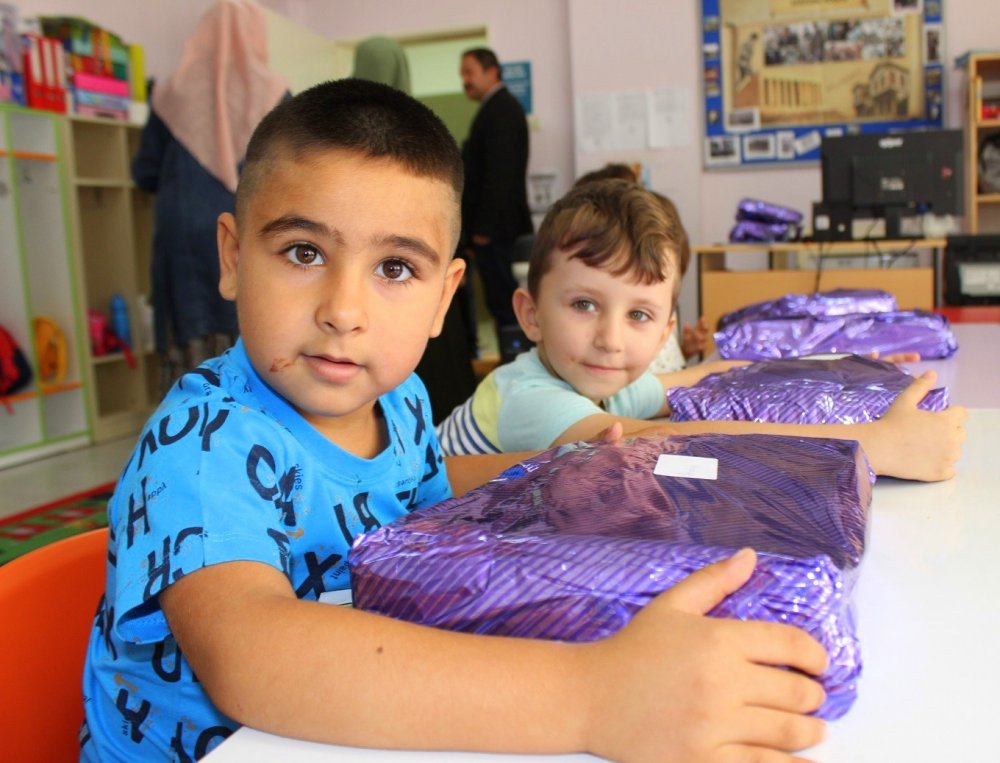 Başkan Kepez, okula yeni başlayan öğrencilere hediye verdi