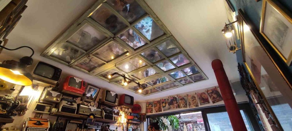 Bu kafeye gelenler 40 yıl öncesine yolculuk yapıyor