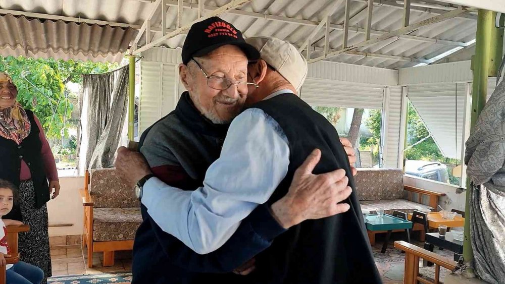Omuz omuza çarpışan asırlık üç arkadaş yıllar sonra buluştu